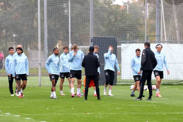 DEU, DFL, 2. FBL Hertha BSC, Training, 07.10.2025, Sportforum, Berlin, DEU, DFL, 2. FBL Hertha BSC, Training, im Bild Cheftrainer Stefan Leitl (Hertha BSC Berlin), Hertha-Spielerkreis DFL - regulations prohibit any use of Photographs as image sequences and or quasi-video