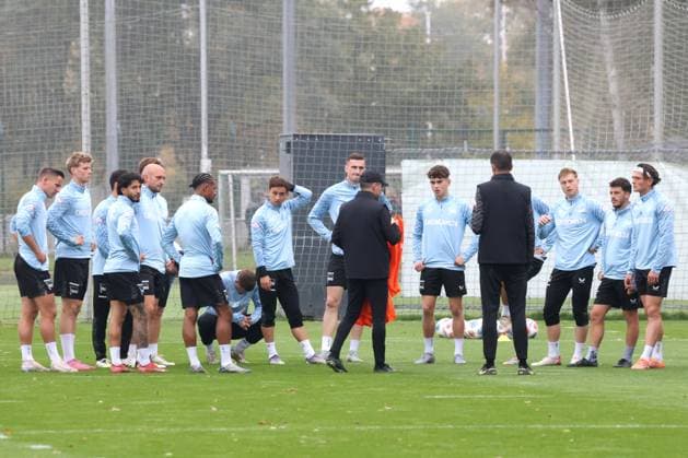 DEU, DFL, 2. FBL Hertha BSC, Training, 07.10.2025, Sportforum, Berlin, DEU, DFL, 2. FBL Hertha BSC, Training, im Bild Cheftrainer Stefan Leitl (Hertha BSC Berlin), Hertha-Spielerkreis DFL - regulations prohibit any use of Photographs as image sequences and or quasi-video