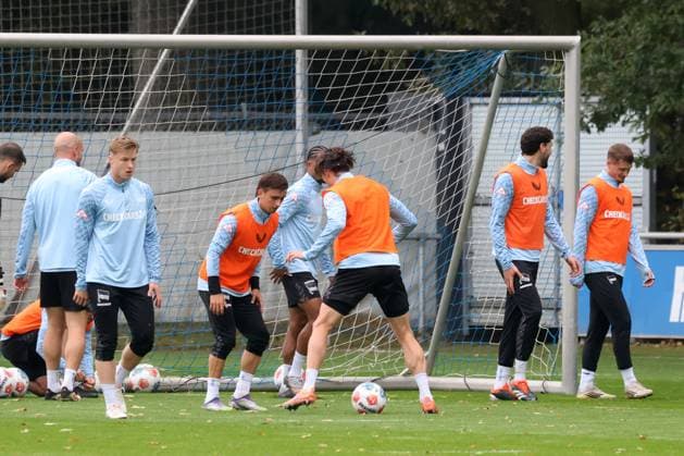 DEU, DFL, 2. FBL Hertha BSC, Training, 07.10.2025, Sportforum, Berlin, DEU, DFL, 2. FBL Hertha BSC, Training, im Bild Hertha-Spielerkreis, Michal Karbownik (Hertha BSC Berlin 33), Fabian Reese (Hertha BSC Berlin 11) DFL - regulations prohibit any use of Photographs as image sequences and or quasi-video