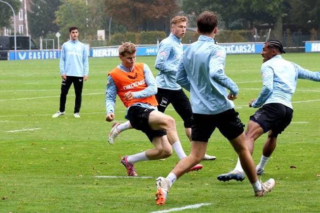 DEU, DFL, 2. FBL Hertha BSC, Training, 07.10.2025, Sportforum, Berlin, DEU, DFL, 2. FBL Hertha BSC, Training, im Bild Luca Schuler (Hertha BSC Berlin 18), Julian Eitschberger (Hertha BSC Berlin 2) DFL - regulations prohibit any use of Photographs as image sequences and or quasi-video