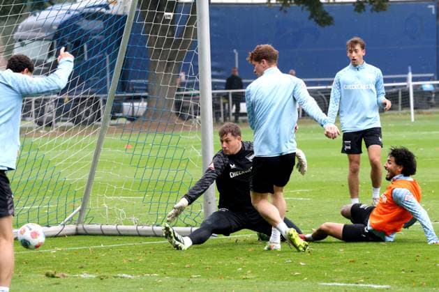 DEU, DFL, 2. FBL Hertha BSC, Training, 07.10.2025, Sportforum, Berlin, DEU, DFL, 2. FBL Hertha BSC, Training, im Bild Tjark Ernst (Hertha BSC Berlin 1), Sebastian Groenning (Hertha BSC Berlin 17), Kevin Sessa (Hertha BSC Berlin 8) DFL - regulations prohibit any use of Photographs as image sequences and or quasi-video