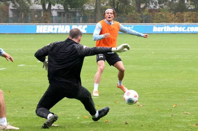 DEU, DFL, 2. FBL Hertha BSC, Training, 07.10.2025, Sportforum, Berlin, DEU, DFL, 2. FBL Hertha BSC, Training, im Bild Fabian Reese (Hertha BSC Berlin 11), Marius Gersbeck (Hertha BSC Berlin 35) DFL - regulations prohibit any use of Photographs as image sequences and or quasi-video