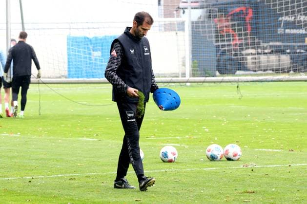 DEU, DFL, 2. FBL Hertha BSC, Training, 07.10.2025, Sportforum, Berlin, DEU, DFL, 2. FBL Hertha BSC, Training, im Bild Co-Trainer Andre Mijatovic (Hertha BSC Berlin) bei der Rasenpflege DFL - regulations prohibit any use of Photographs as image sequences and or quasi-video