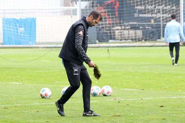 DEU, DFL, 2. FBL Hertha BSC, Training, 07.10.2025, Sportforum, Berlin, DEU, DFL, 2. FBL Hertha BSC, Training, im Bild Co-Trainer Andre Mijatovic (Hertha BSC Berlin) bei der Rasenpflege DFL - regulations prohibit any use of Photographs as image sequences and or quasi-video