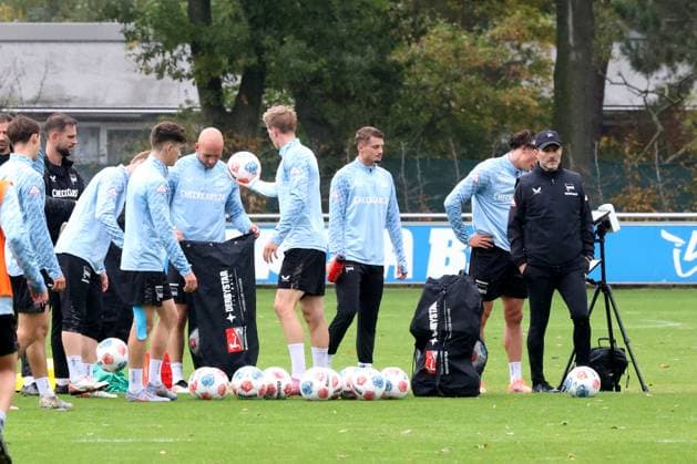 DEU, DFL, 2. FBL Hertha BSC, Training, 07.10.2025, Sportforum, Berlin, DEU, DFL, 2. FBL Hertha BSC, Training, im Bild Cheftrainer Stefan Leitl (Hertha BSC Berlin), Hertha-Spielerkreis DFL - regulations prohibit any use of Photographs as image sequences and or quasi-video