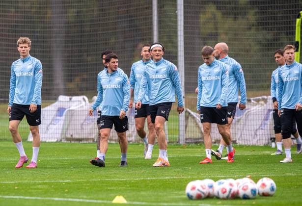 Fussball, Herren, Saison 2025 26, 2. Bundesliga, Hertha BSC, Training, v.l. Luca Schuler (Hertha BSC), Diego Demme (Hertha BSC), Fabian Reese (Hertha BSC), Marten Winkler (Hertha BSC), Toni Leistner (Hertha BSC), Julian Eitschberger (Hertha BSC), 07.10. 2025,