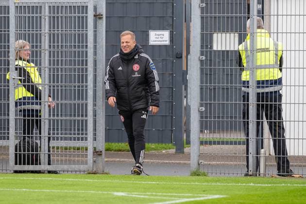 07.10.2025, Fussball: 2. Bundesliga, Saison 2025 2026, öffentliches Training, Fortuna Düsseldorf auf dem Trainingsgelände an der Merkur Spiel-Arena in Düsseldorf. Markus Anfang (Fortuna Duesseldorf, Cheftrainer) kommt gut gelaunt auf den Trainingsplatz. Foto: Kirchner-Media TH