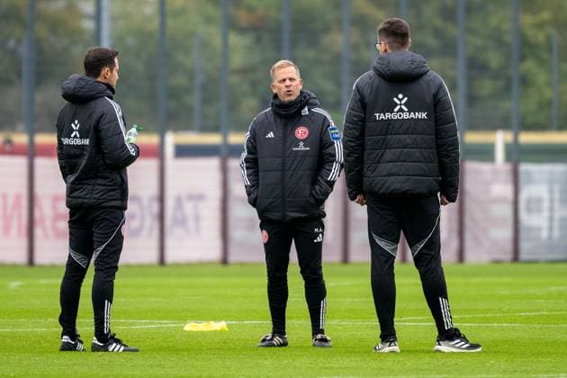 07.10.2025, Fussball: 2. Bundesliga, Saison 2025 2026, öffentliches Training, Fortuna Düsseldorf auf dem Trainingsgelände an der Merkur Spiel-Arena in Düsseldorf. Markus Anfang (Fortuna Duesseldorf, Cheftrainer) im Gespraech mit seinem Funktionsteam. Foto: Kirchner-Media TH