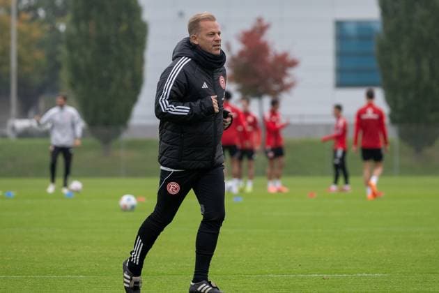 07.10.2025, Fussball: 2. Bundesliga, Saison 2025 2026, öffentliches Training, Fortuna Düsseldorf auf dem Trainingsgelände an der Merkur Spiel-Arena in Düsseldorf. Markus Anfang (Fortuna Duesseldorf, Cheftrainer) eilt ueber den Trainingsplatz. Foto: Kirchner-Media TH