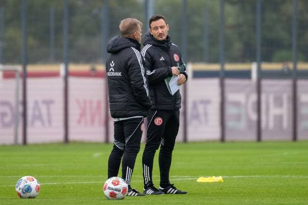 07.10.2025, Fussball: 2. Bundesliga, Saison 2025 2026, öffentliches Training, Fortuna Düsseldorf auf dem Trainingsgelände an der Merkur Spiel-Arena in Düsseldorf. Markus Anfang (Fortuna Duesseldorf, Cheftrainer) und Florian Junge (Fortuna Duesseldorf, Co-Trainer) im Gespraech vor dem Training. Foto: Kirchner-Media TH