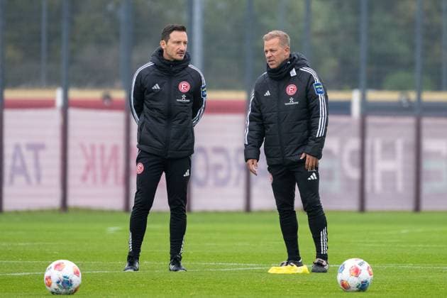 07.10.2025, Fussball: 2. Bundesliga, Saison 2025 2026, öffentliches Training, Fortuna Düsseldorf auf dem Trainingsgelände an der Merkur Spiel-Arena in Düsseldorf. Florian Junge (Fortuna Duesseldorf, Co-Trainer) und Markus Anfang (Fortuna Duesseldorf, Cheftrainer) im Gespraech. Foto: Kirchner-Media TH