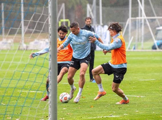 Fussball, Herren, Saison 2025 26, 2. Bundesliga, Hertha BSC, Training, v.l. Kevin Sessa (Hertha BSC), Paul Seguin (Hertha BSC), Fabian Reese (Hertha BSC), 07.10. 2025,