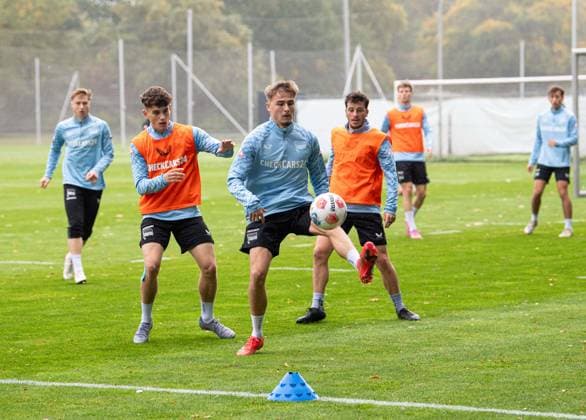 Fussball, Herren, Saison 2025 26, 2. Bundesliga, Hertha BSC, Training, v.l. Janne Berner (Hertha BSC), Marten Winkler (Hertha BSC), Diego Demme (Hertha BSC), 07.10. 2025,