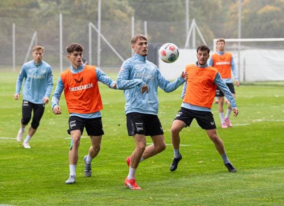 Fussball, Herren, Saison 2025 26, 2. Bundesliga, Hertha BSC, Training, v.l. Janne Berner (Hertha BSC), Marten Winkler (Hertha BSC), Diego Demme (Hertha BSC), 07.10. 2025,