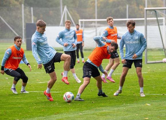Fussball, Herren, Saison 2025 26, 2. Bundesliga, Hertha BSC, Training, v.l. Michal Karbownik (Hertha BSC), Marten Winkler (Hertha BSC), Diego Demme (Hertha BSC), Tim Hoffmann (Hertha BSC), 07.10. 2025,