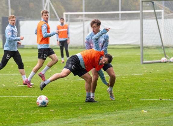 Fussball, Herren, Saison 2025 26, 2. Bundesliga, Hertha BSC, Training, v.l. Diego Demme (Hertha BSC), Tim Hoffmann (Hertha BSC), 07.10. 2025,