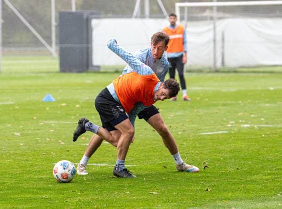 Fussball, Herren, Saison 2025 26, 2. Bundesliga, Hertha BSC, Training, v.l. Diego Demme (Hertha BSC), Tim Hoffmann (Hertha BSC), 07.10. 2025,