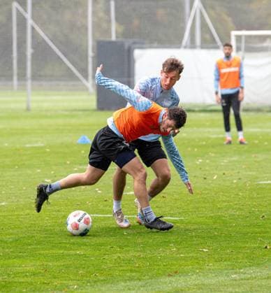 Fussball, Herren, Saison 2025 26, 2. Bundesliga, Hertha BSC, Training, v.l. Diego Demme (Hertha BSC), Tim Hoffmann (Hertha BSC), 07.10. 2025,