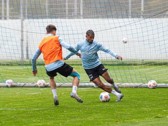 Fussball, Herren, Saison 2025 26, 2. Bundesliga, Hertha BSC, Training, v.l. Janne Berner (Hertha BSC), Jeremy Dudziak (Hertha BSC), 07.10. 2025,