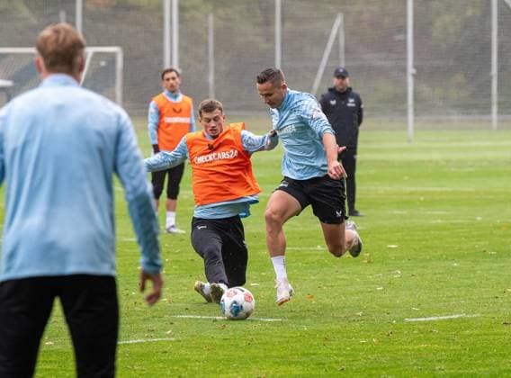 Fussball, Herren, Saison 2025 26, 2. Bundesliga, Hertha BSC, Training, v.l. Julian Eitschberger (Hertha BSC), Michael Cuisance (Hertha BSC), Paul Seguin (Hertha BSC), 07.10. 2025,