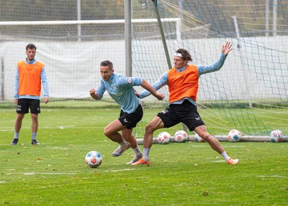 Fussball, Herren, Saison 2025 26, 2. Bundesliga, Hertha BSC, Training, v.l. Paul Seguin (Hertha BSC), Fabian Reese (Hertha BSC), 07.10. 2025,