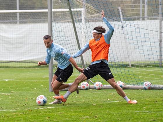 Fussball, Herren, Saison 2025 26, 2. Bundesliga, Hertha BSC, Training, v.l. Paul Seguin (Hertha BSC), Fabian Reese (Hertha BSC), 07.10. 2025,