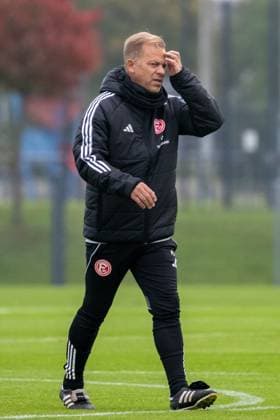 07.10.2025, Fussball: 2. Bundesliga, Saison 2025 2026, öffentliches Training, Fortuna Düsseldorf auf dem Trainingsgelände an der Merkur Spiel-Arena in Düsseldorf. Markus Anfang (Fortuna Duesseldorf, Cheftrainer) ist nachdenklich kurz vor Trainingsbeginn. Foto: Kirchner-Media TH