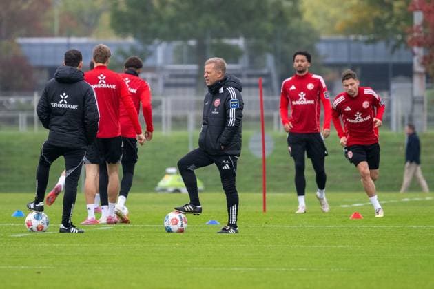 07.10.2025, Fussball: 2. Bundesliga, Saison 2025 2026, öffentliches Training, Fortuna Düsseldorf auf dem Trainingsgelände an der Merkur Spiel-Arena in Düsseldorf. Florian Junge (Fortuna Duesseldorf, Co-Trainer) und Markus Anfang (Fortuna Duesseldorf, Cheftrainer) auf dem Trainingsplatz. Foto: Kirchner-Media TH