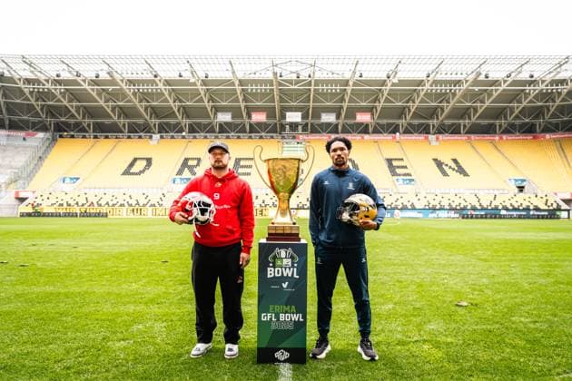 Monarchs Wide Receiver Tyler Hudson and Royals Running back Heiko Bals standing in Rudolf-Harbig-Stadion next to GFL Bowl trophy Erima GFL Bowl 2025, press conference, PK, Pressekonferenz Potsdam Royals vs Dresden Monarchs Copyright: xFootxBowl PatrickxKlixx