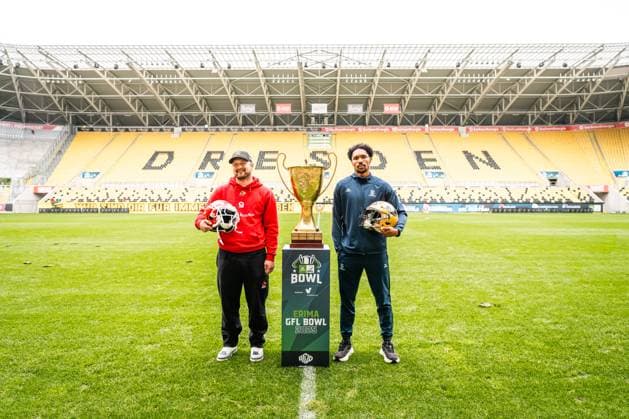 Monarchs Wide Receiver Tyler Hudson and Royals Running back Heiko Bals standing in Rudolf-Harbig-Stadion next to GFL Bowl trophy Erima GFL Bowl 2025, press conference, PK, Pressekonferenz Potsdam Royals vs Dresden Monarchs Copyright: xFootxBowl PatrickxKlixx