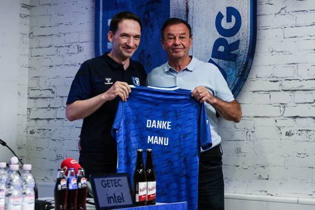 Geschäftsführer Otmar Schork (1. FC Magdeburg) überreicht dem Leiter Medien und Kommunikation Pressesprecher Manuel Holscher (1. FC Magdeburg) ein unterschriebenes Trikot der Mannschaft mit der Aufschrift, Danke Manu. Der Pressesprecher verlässt den Verein auf eigenem Wunsch - 2. Fußball Bundesliga Saison 2025-2026 Pressekonferenz mit dem Geschäftsführer Sport Otmar Schork (1. FC Magdeburg) vom 1. FC Magdeburg in der Avnet Arena in Magdeburg - Fußball,Mann,Männer,Deutschland,07.10.2025