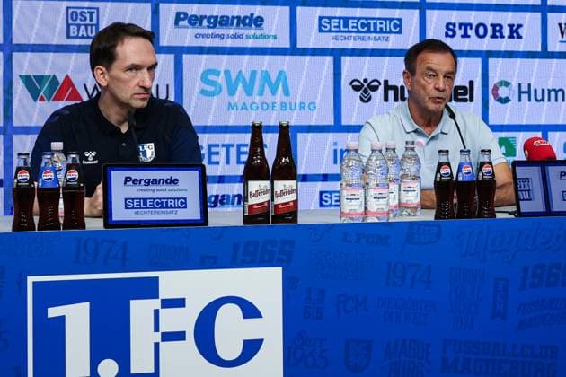 Geschäftsführer Otmar Schork (1. FC Magdeburg) und Leiter Medien und Kommunikation Pressesprecher Manuel Holscher (1. FC Magdeburg) - 2. Fußball Bundesliga Saison 2025-2026 Pressekonferenz mit dem Geschäftsführer Sport Otmar Schork (1. FC Magdeburg) vom 1. FC Magdeburg in der Avnet Arena in Magdeburg - Fußball,Mann,Männer,Deutschland,07.10.2025