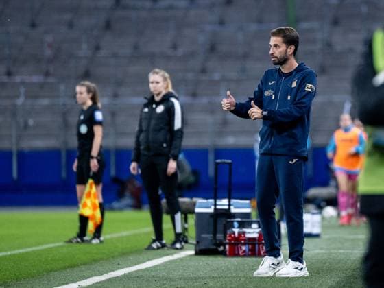 Theodoros Dedes (TSG Hoffenheim, Trainer) gestikuliert, GER, Hamburger SV vs TSG 1899 Hoffenheim, Fussball Google Pixel Frauen Bundesliga, 5. Spieltag, Saison 2025 2026, 06.10.2025 DFB regulations prohibit any use of photographs as image sequences and or quasi-video GER, Hamburger SV vs TSG 1899 Hoffenheim, Fussball Google Pixel Frauen Bundesliga, 5. Spieltag, Saison 2025 2026, 06.10.2025 Hamburg Copyright: xEibner-Pressefoto Memmlerx EP_MMR