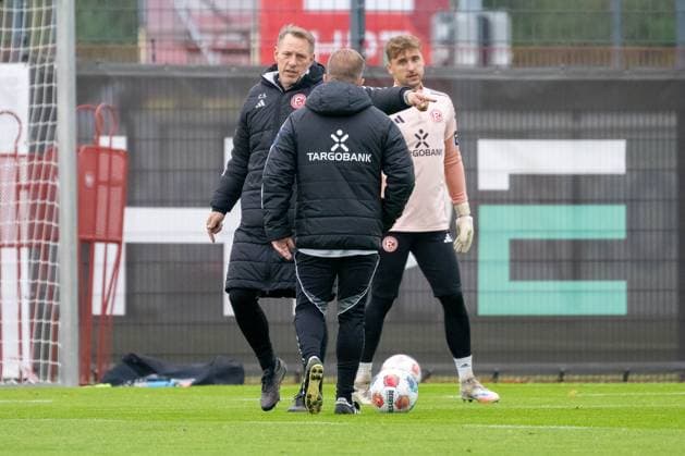 07.10.2025, Fussball: 2. Bundesliga, Saison 2025 2026, öffentliches Training, Fortuna Düsseldorf auf dem Trainingsgelände an der Merkur Spiel-Arena in Düsseldorf. Christoph Semmler (Fortuna Duesseldorf, Torwarttrainer) im Gespraech mit Markus Anfang (Fortuna Duesseldorf, Cheftrainer). Dahinter Marcel Lotka (Fortuna Duesseldorf, 01). Foto: Kirchner-Media TH
