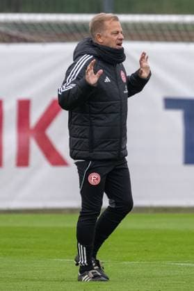 07.10.2025, Fussball: 2. Bundesliga, Saison 2025 2026, öffentliches Training, Fortuna Düsseldorf auf dem Trainingsgelände an der Merkur Spiel-Arena in Düsseldorf. Markus Anfang (Fortuna Duesseldorf, Cheftrainer) erklaert seine Erwartungen an den Uebungsablauf. Foto: Kirchner-Media TH