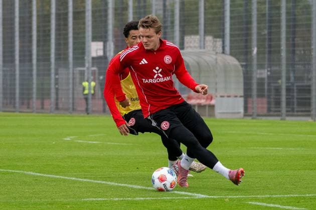 07.10.2025, Fussball: 2. Bundesliga, Saison 2025 2026, öffentliches Training, Fortuna Düsseldorf auf dem Trainingsgelände an der Merkur Spiel-Arena in Düsseldorf. Zweikampf zwischen Emmanuel Iyoha (Fortuna Duesseldorf, 19) und Christian Rasmussen (Fortuna Duesseldorf, 10). Foto: Kirchner-Media TH