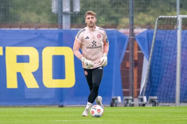 07.10.2025, Fussball: 2. Bundesliga, Saison 2025 2026, öffentliches Training, Fortuna Düsseldorf auf dem Trainingsgelände an der Merkur Spiel-Arena in Düsseldorf. Marcel Lotka (Fortuna Duesseldorf, 01) am Ball. Foto: Kirchner-Media TH