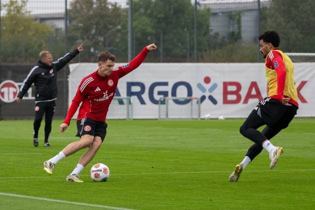 07.10.2025, Fussball: 2. Bundesliga, Saison 2025 2026, öffentliches Training, Fortuna Düsseldorf auf dem Trainingsgelände an der Merkur Spiel-Arena in Düsseldorf. Zweikampf zwischen Moritz Heyer (Fortuna Duesseldorf, 05) und Emmanuel Iyoha (Fortuna Duesseldorf, 19). Foto: Kirchner-Media TH