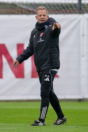 07.10.2025, Fussball: 2. Bundesliga, Saison 2025 2026, öffentliches Training, Fortuna Düsseldorf auf dem Trainingsgelände an der Merkur Spiel-Arena in Düsseldorf. Markus Anfang (Fortuna Duesseldorf, Cheftrainer) erklaert seine Erwartungen an den Uebungsablauf. Foto: Kirchner-Media TH