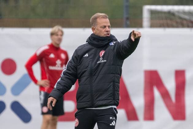 07.10.2025, Fussball: 2. Bundesliga, Saison 2025 2026, öffentliches Training, Fortuna Düsseldorf auf dem Trainingsgelände an der Merkur Spiel-Arena in Düsseldorf. Markus Anfang (Fortuna Duesseldorf, Cheftrainer) erklaert seine Erwartungen an den Uebungsablauf. Foto: Kirchner-Media TH