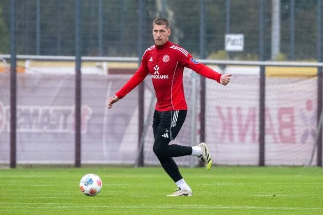07.10.2025, Fussball: 2. Bundesliga, Saison 2025 2026, öffentliches Training, Fortuna Düsseldorf auf dem Trainingsgelände an der Merkur Spiel-Arena in Düsseldorf. Jordy de Wijs (Fortuna Duesseldorf, 30) am Ball. Foto: Kirchner-Media TH