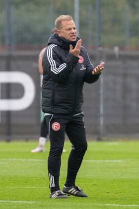 07.10.2025, Fussball: 2. Bundesliga, Saison 2025 2026, öffentliches Training, Fortuna Düsseldorf auf dem Trainingsgelände an der Merkur Spiel-Arena in Düsseldorf. Markus Anfang (Fortuna Duesseldorf, Cheftrainer) erklaert seine Erwartungen an den Uebungsablauf. Foto: Kirchner-Media TH