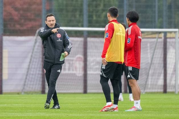 07.10.2025, Fussball: 2. Bundesliga, Saison 2025 2026, öffentliches Training, Fortuna Düsseldorf auf dem Trainingsgelände an der Merkur Spiel-Arena in Düsseldorf. Florian Junge (Fortuna Duesseldorf, Co-Trainer) gibt den Spielern Anweisungen. Foto: Kirchner-Media TH