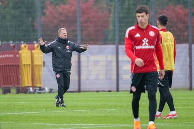 07.10.2025, Fussball: 2. Bundesliga, Saison 2025 2026, öffentliches Training, Fortuna Düsseldorf auf dem Trainingsgelände an der Merkur Spiel-Arena in Düsseldorf. Markus Anfang (Fortuna Duesseldorf, Cheftrainer) erklaert seine Erwartungen an den Uebungsablauf. Foto: Kirchner-Media TH