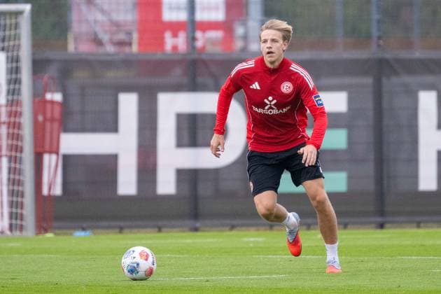 07.10.2025, Fussball: 2. Bundesliga, Saison 2025 2026, öffentliches Training, Fortuna Düsseldorf auf dem Trainingsgelände an der Merkur Spiel-Arena in Düsseldorf. Jesper Daland (Fortuna Duesseldorf, 02) am Ball. Foto: Kirchner-Media TH