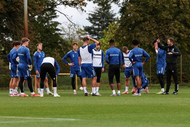 Trainer Markus Fiedler (1. FC Magdeburg) fehlt bei der öffentlichen Einheit. Das Training leiten wie hier der Co-Trainer Andreas Schumacher (r.,1. FC Magdeburg) - 2. Fußball Bundesliga Saison 2025-2026 Training 1. FC Magdeburg an der Avnet Arena in Magdeburg - Fußball,Mann,Männer,Deutschland,07.10.2025