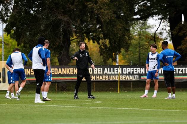 Trainer Markus Fiedler (1. FC Magdeburg) fehlt bei der öffentlichen Einheit. Das Training leiten wie hier der Co-Trainer Andreas Schumacher (r.,1. FC Magdeburg) - 2. Fußball Bundesliga Saison 2025-2026 Training 1. FC Magdeburg an der Avnet Arena in Magdeburg - Fußball,Mann,Männer,Deutschland,07.10.2025