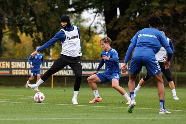 Andi Hoti (1. FC Magdeburg,3) gegen Magnus Baars (1. FC Magdeburg,35) - 2. Fußball Bundesliga Saison 2025-2026 Training 1. FC Magdeburg an der Avnet Arena in Magdeburg - Fußball,Mann,Männer,Deutschland,07.10.2025