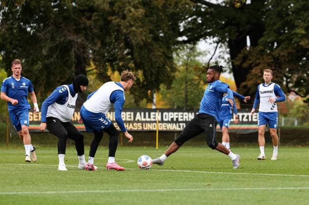 Ado Onaiwu (r.,1. FC Magdeburg,45) gegen Philipp Hercher (M.,1. FC Magdeburg,27) und Andi Hoti (1. FC Magdeburg,3) - 2. Fußball Bundesliga Saison 2025-2026 Training 1. FC Magdeburg an der Avnet Arena in Magdeburg - Fußball,Mann,Männer,Deutschland,07.10.2025