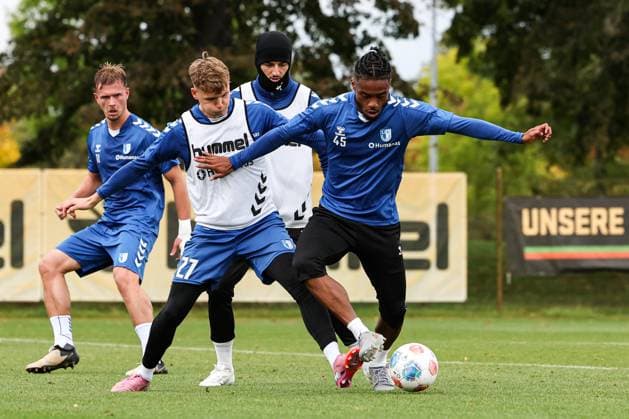 Ado Onaiwu (1. FC Magdeburg,45) gegen Philipp Hercher (1. FC Magdeburg,27) - 2. Fußball Bundesliga Saison 2025-2026 Training 1. FC Magdeburg an der Avnet Arena in Magdeburg - Fußball,Mann,Männer,Deutschland,07.10.2025